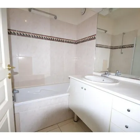 T2 Vue Degagee Colline, A Pieds, 4 Pax Apartment