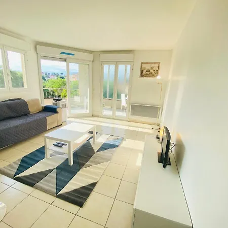 T2 Vue Degagee Colline, A Pieds, 4 Pax Apartment